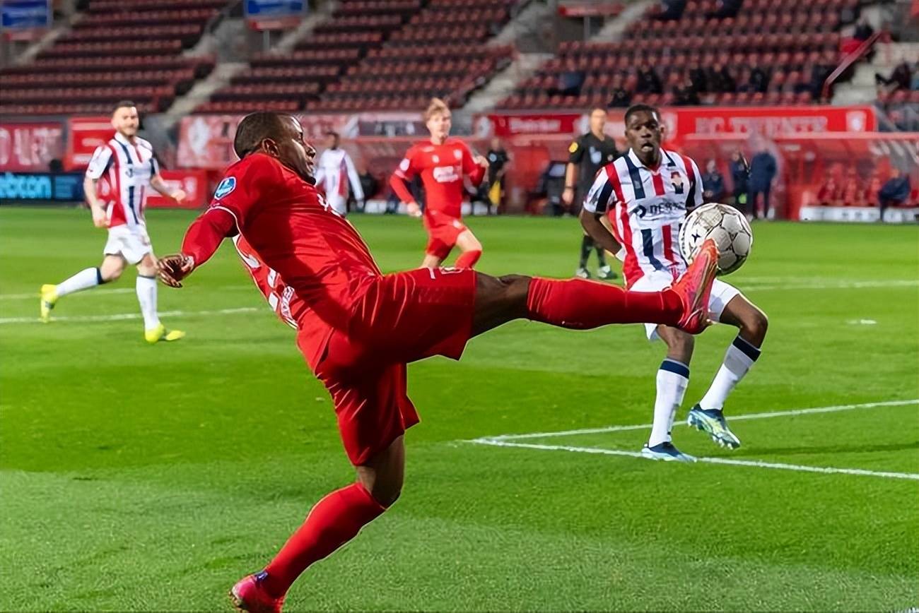 亚特兰大围绕荷甲防线松动阿斯顿维拉今晨遗憾出局，巴黎圣日耳曼今晨外线爆发瞬间刷屏的简单介绍